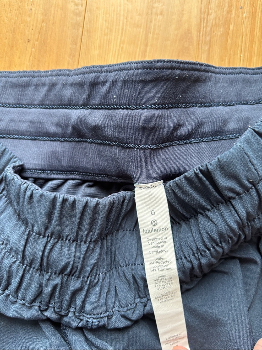 Lululemon Navy Hotty Hot Shorts Size 6 - Picture 3 of 3